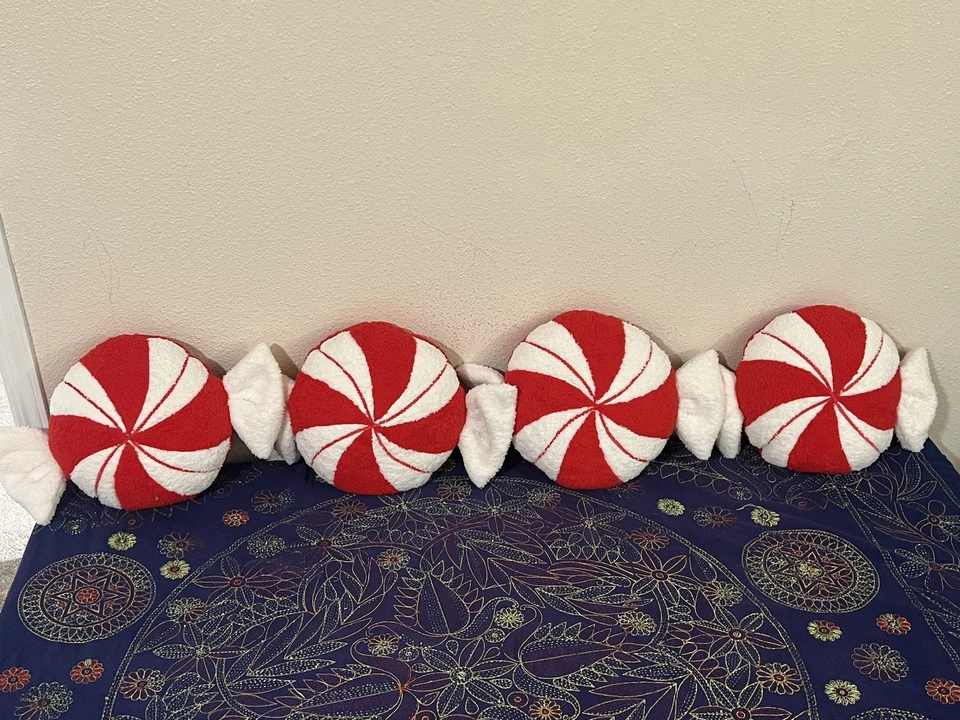 Juego de 4 almohadas para lanzar caramelos de menta con temática navideña Foto 3 de 4