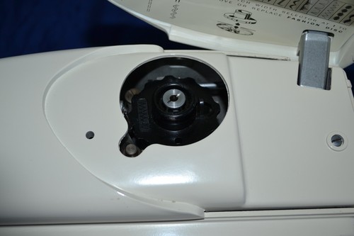 SINGER 638 TOUCH & SEW ZIGZAG SEWING MACHINE SERVICED TESTED MANUAL ATTACHMENTS - Picture 15 of 18