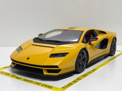 Maisto 1/18 Lamborghini Countach LPi 800-4 Diecast Model Yellow Metallic
