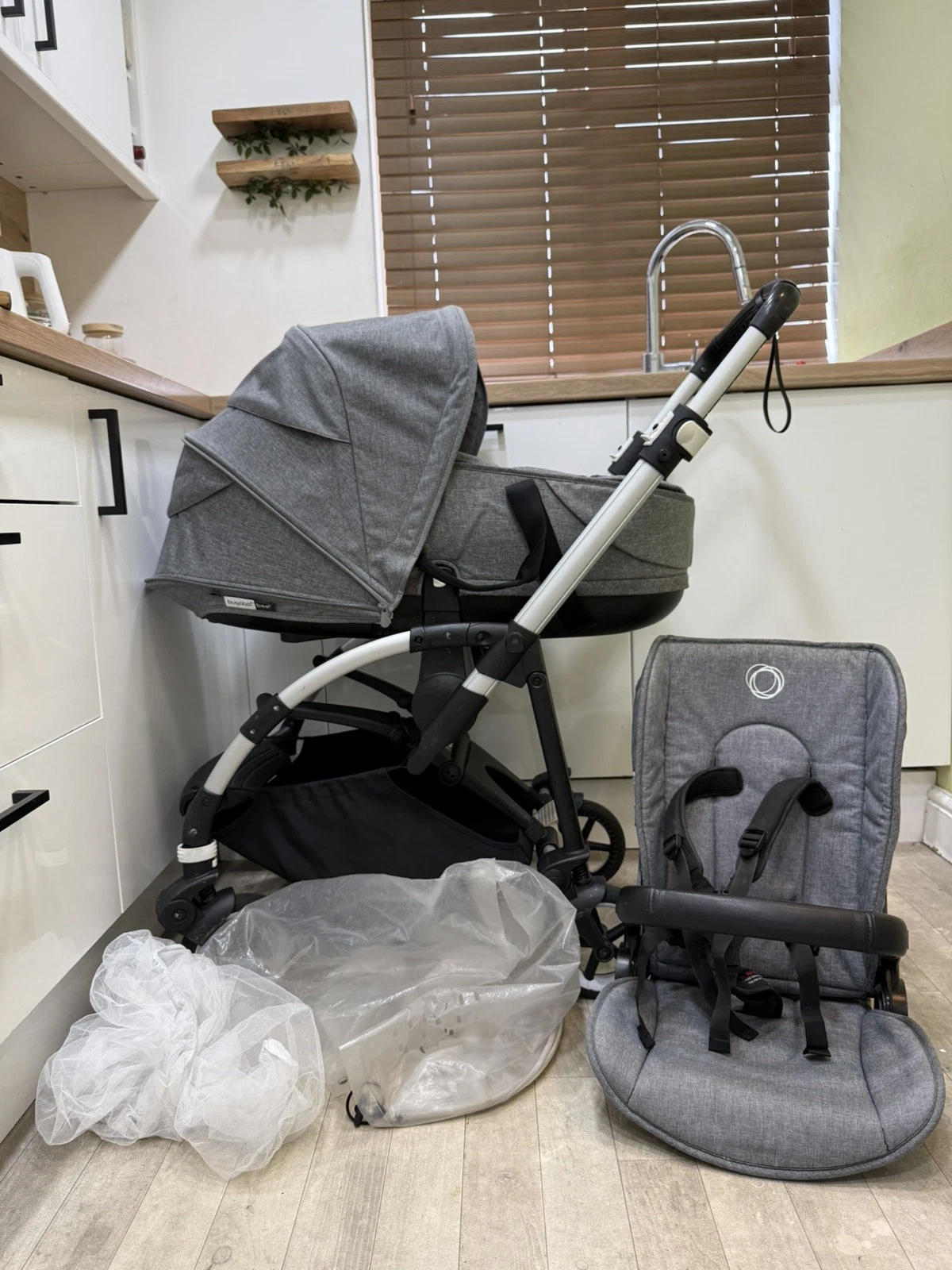 Bugaboo Bee6 Travel System - Grey Melange-From Newborn-Raincover - Mosquito net
Opens in a new windo