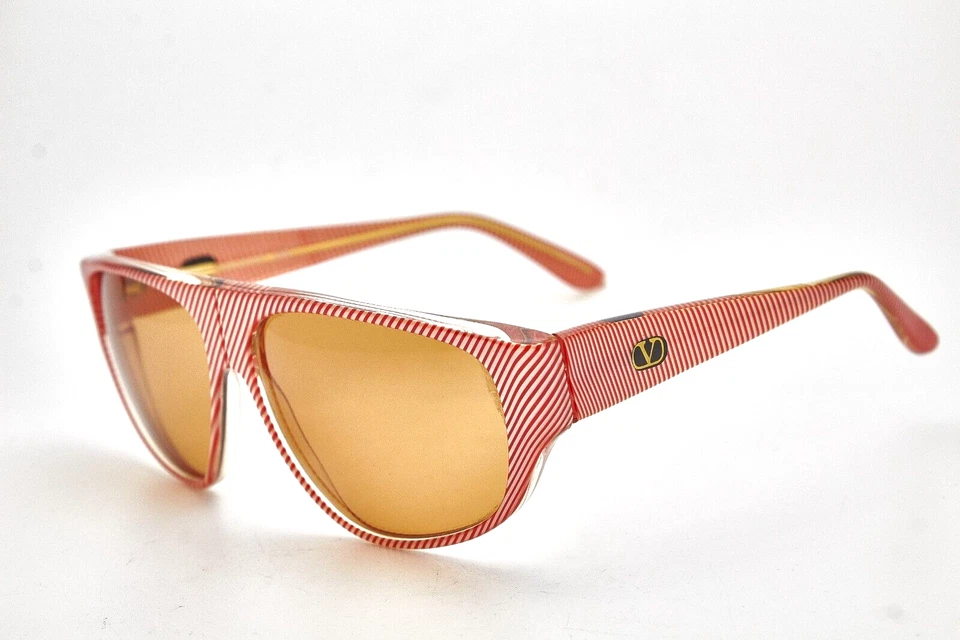 occhiali da sole cat-eye di VALENTINO fondono glamour e raffinatezza 80s Foto 2 de 4