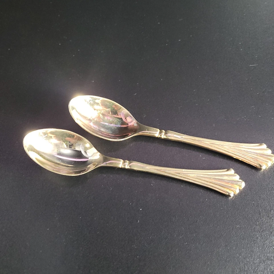 Two WM Rogers Et Son Gold Stainless Scalloped Ribbed Pattern Teaspoons 6" L — 第 2/4 张图片