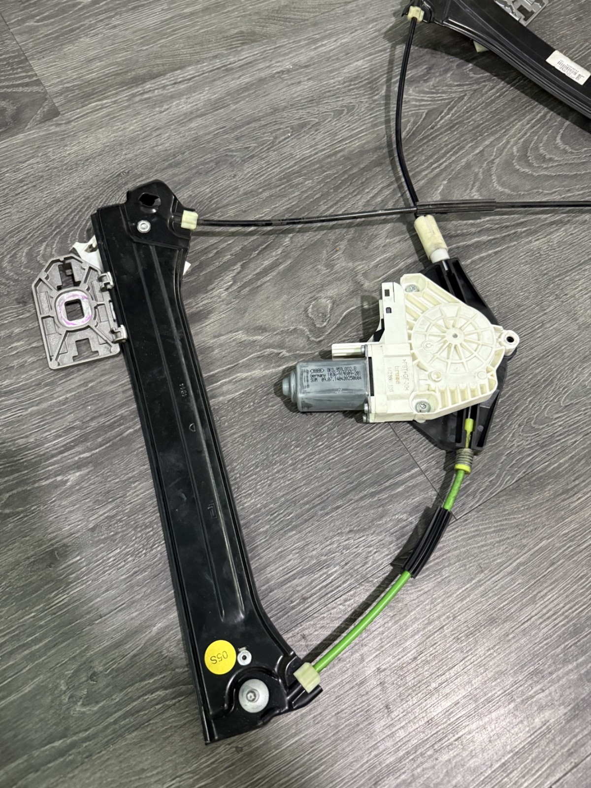 LAMBORGHINI HURACAN  COUPE FRONT RIGHT DOOR WINDOW GLASS REGULATOR