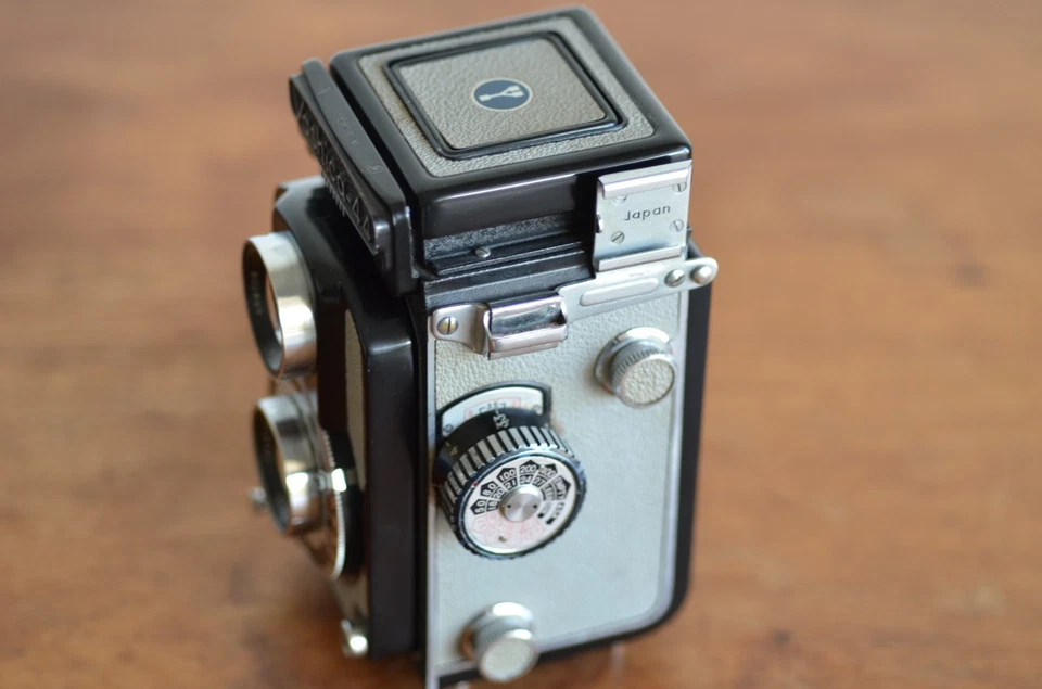 Yashica-44 A 4x4 Twin-Lens-Reflex Film Camera - image 3 of 4