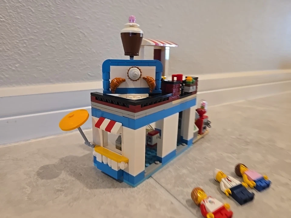 LEGO 31077 Creator 3 in 1 Building Set Modular Sweet Surprises Incomplete - Image 2 of 4