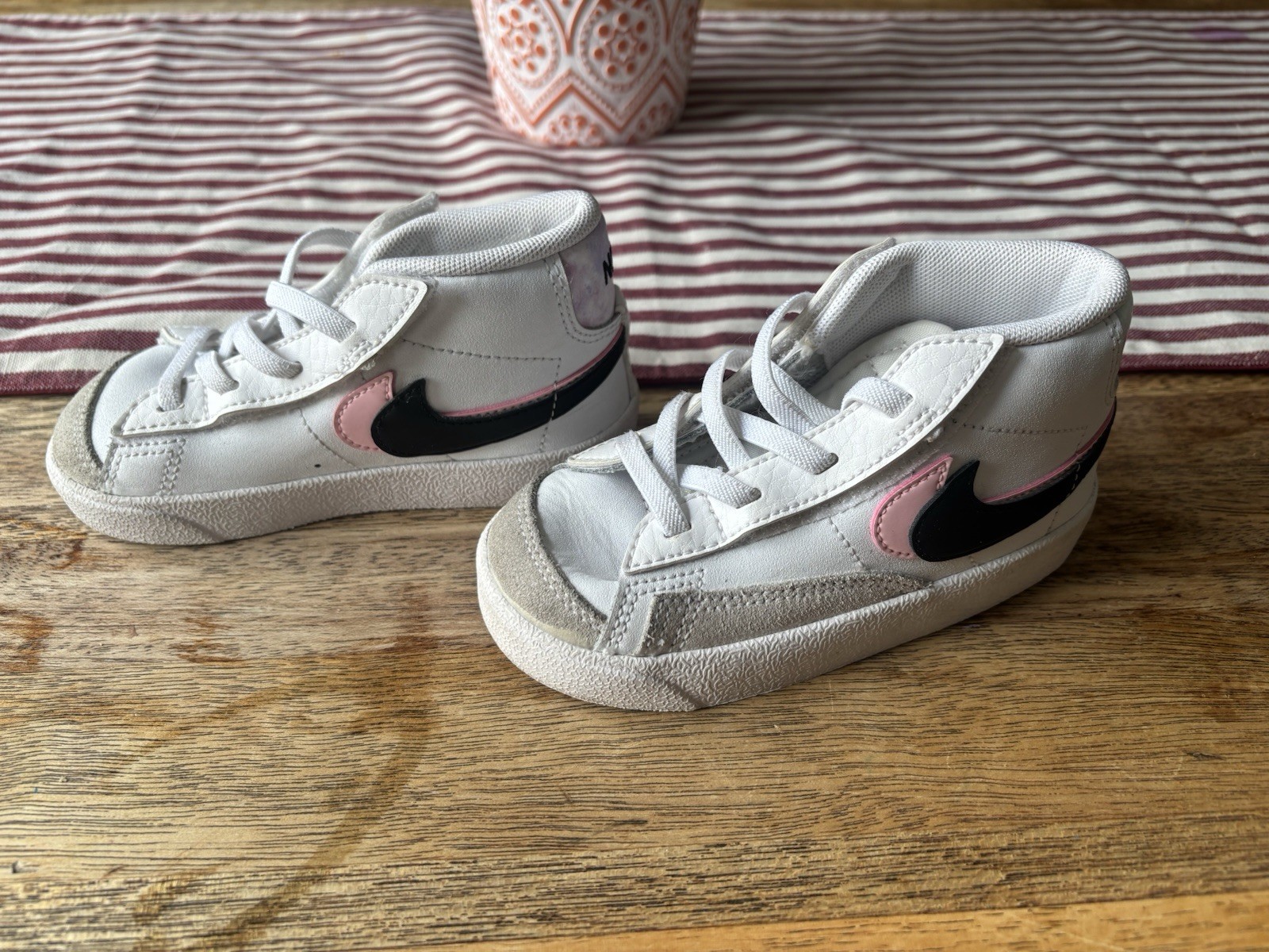 SAOLA Scarpe bambino Nike Blazer metà '77 SE doppio swoosh bianco rosa artico punzone taglia 8c