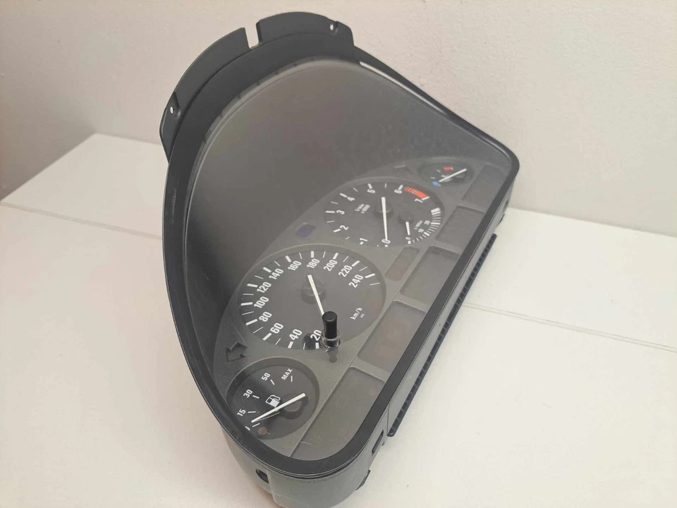 Cuadro velocímetro Speedo 8375669 62106942225 KM/H BMW E39 528i 1997 Foto 3 de 4