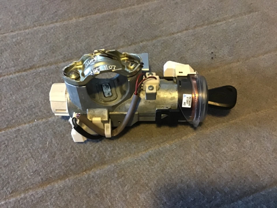 Cilindro interruptor de encendido Subaru Impreza 2008-2011 con llave A/T OEM Foto 3 de 4