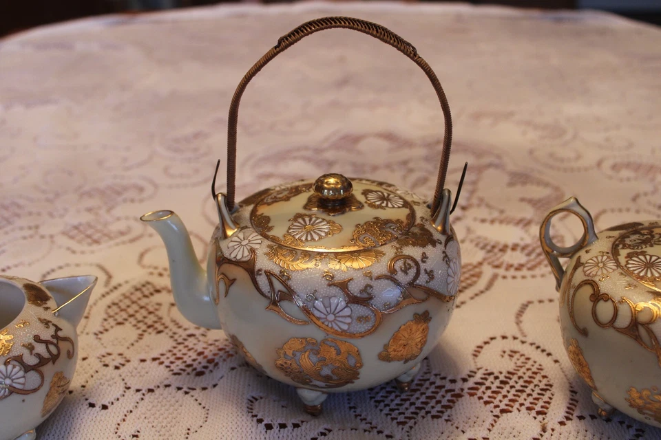 Oriental Porcelain Gilt Gold Footed Teapot Bamboo Handle Creamer & Sugar Bowl Foto 2 de 4