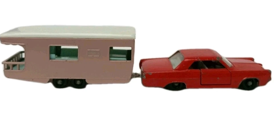 Lesney Matchbox Pontiac G.P. Sport Coupe Red N°22 & N°23 Trailer Caravan Pink - Image 2 of 4