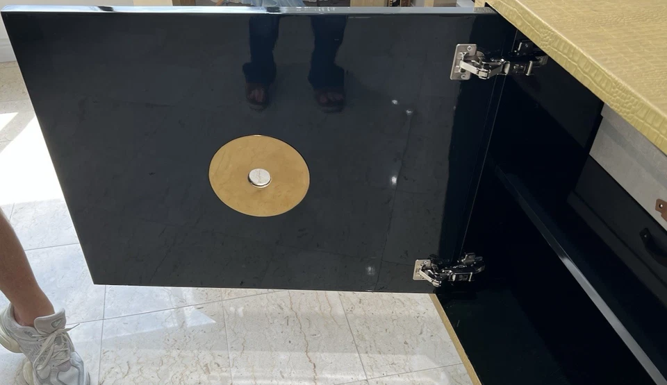 Aparador Scala de resina negra de 3 puertas/latón y cocodrilo en relieve (90" X 22" X 28") Foto 4 de 4