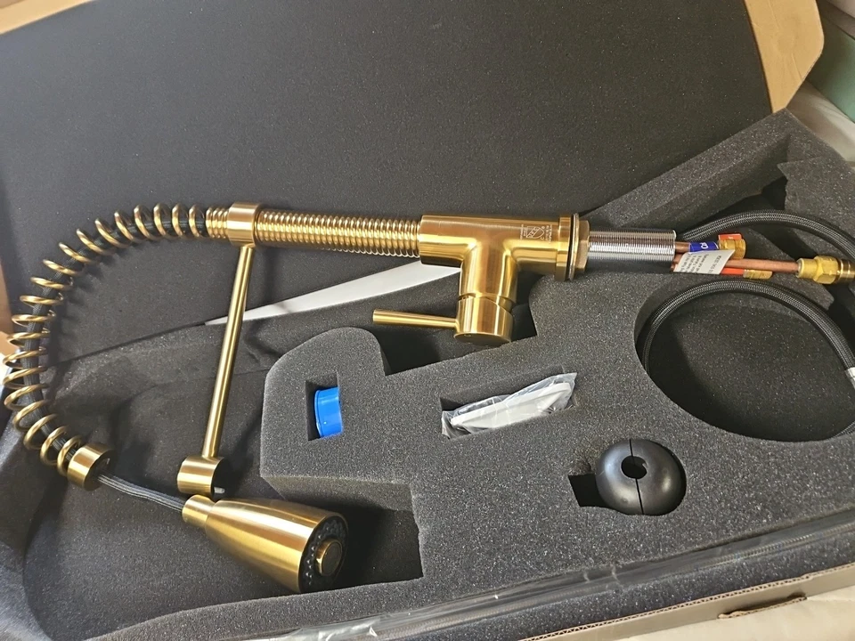 Vigo VG02003MG Brant Grifo de cocina extraíble de una sola manija, dorado cepillado r4 Foto 2 de 4