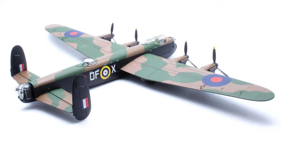 CORGI '1:72' SCALE AA32611 AVRO LANCASTER BI-L7571 97 SQDN PLANE -LIGHT & SOUNDS - Image 3 of 4