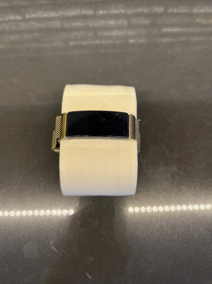 Rastreador de actividad Fitbit Inspire HR, pequeño - dorado Foto 2 de 4