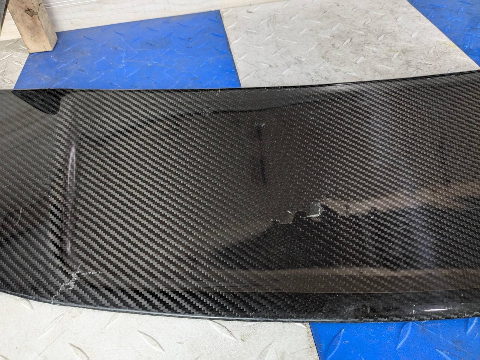 2018 Audi R8 Plus - Aftermarket Carbon Fiber Rear Spoiler DAMAGED CRACKED