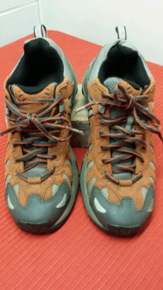 VASQUE LACE UP HIKING SNEAKERS SIZE 6 measure 10 inches on bottom