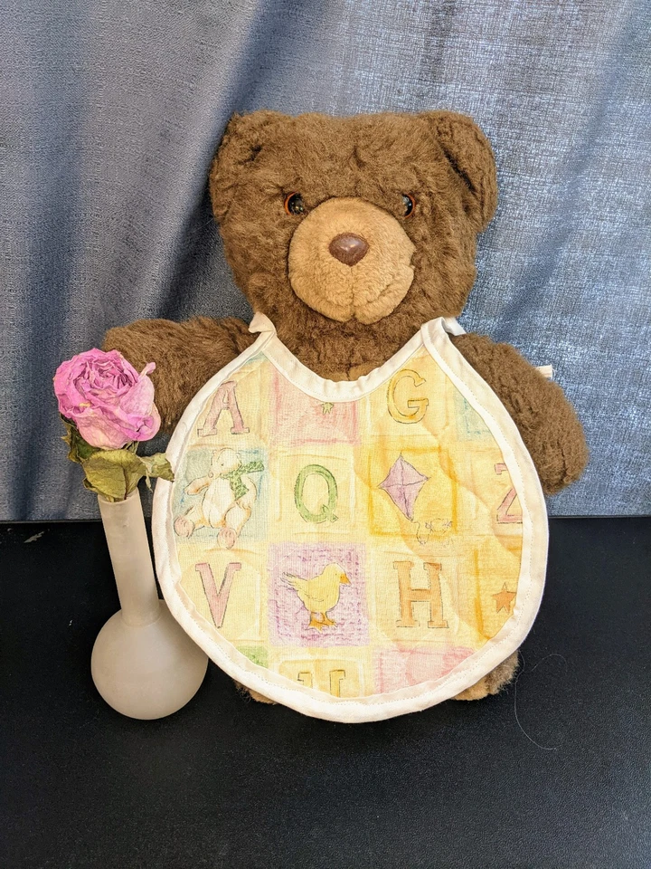 Babero de bebé acolchado estilo vintage Wendy's, estampado de alfabeto Foto 4 de 4