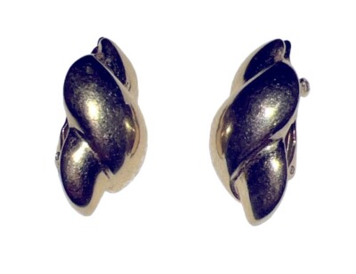 Vintage Trifari Gold Tone Clip On Earrings 
