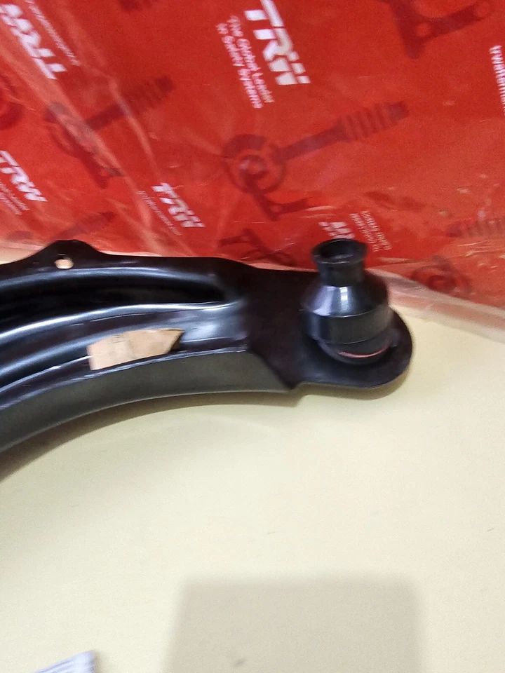 TRW Front Right Lower Wishbone Fits RENAULT MEGANE SCENIC CAPTUR 8200298455 - Image 4 of 4