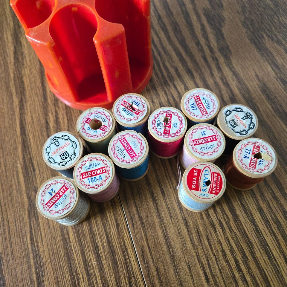 Carrito de rosca rojo jaspeado de colección con 12 carretes de madera - ¿baquelita? ¡Lee por favor! Foto 3 de 4