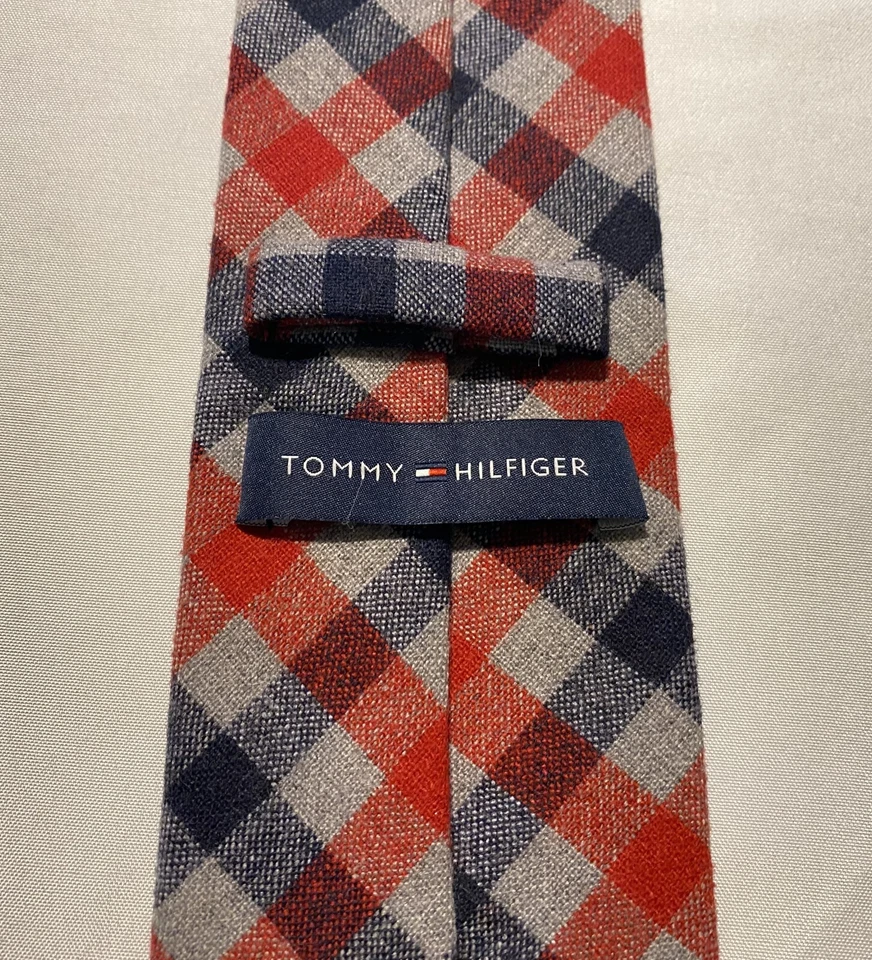 Gravata masculina xadrez cinza vermelha azul marinho mistura de lã Tommy Hilfiger em excelente estado usado - Imagem 4 de 4