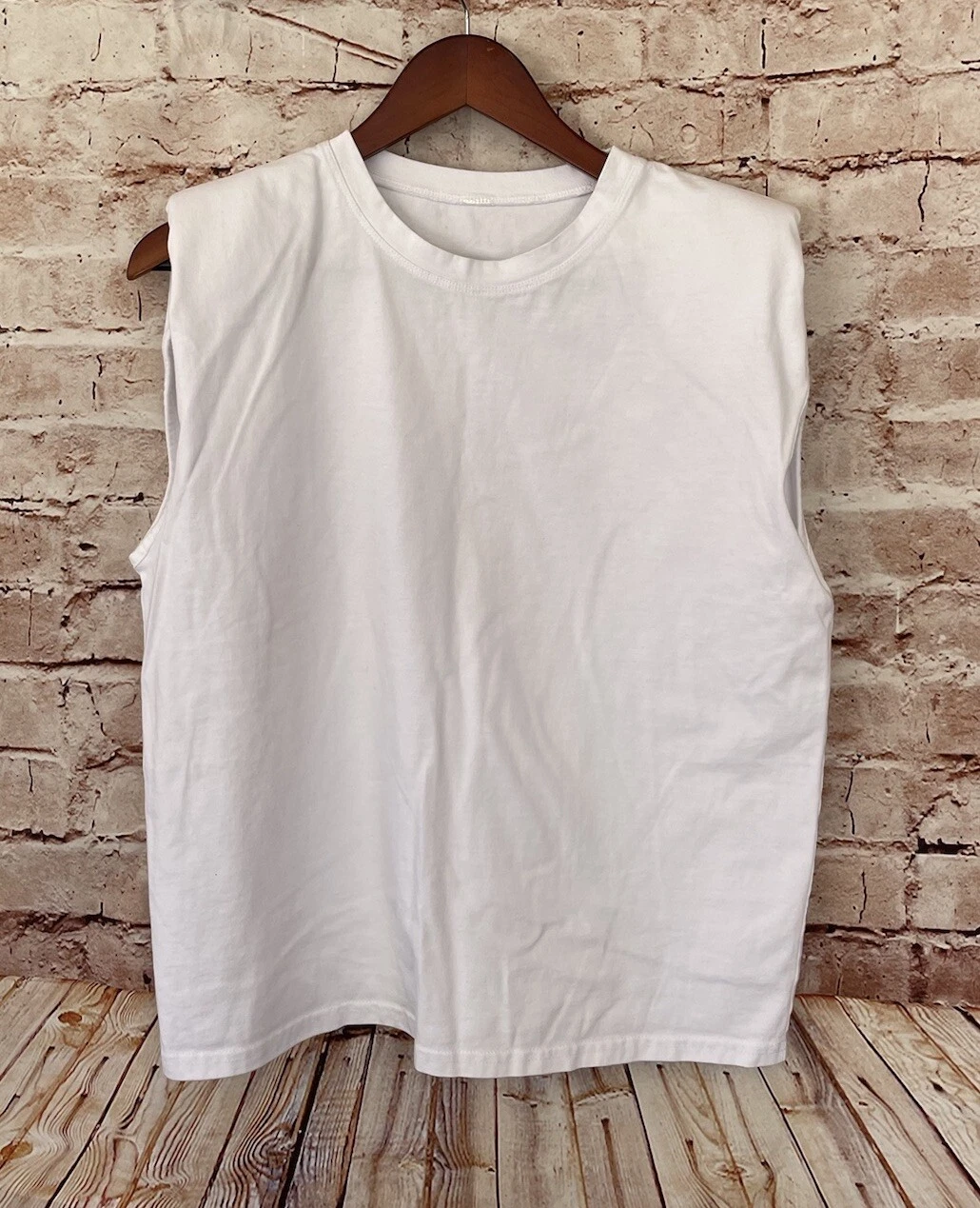 alo-yoga headliner shoulder pad sleeveless shirt