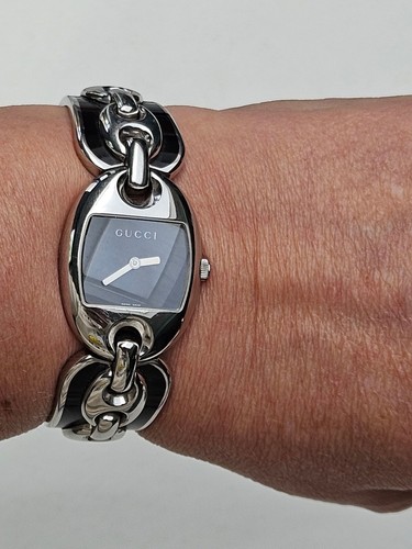 Gucci Marina Chain 121.5 SS Ladies Watch With Black Enamel. - Picture 8 of 8