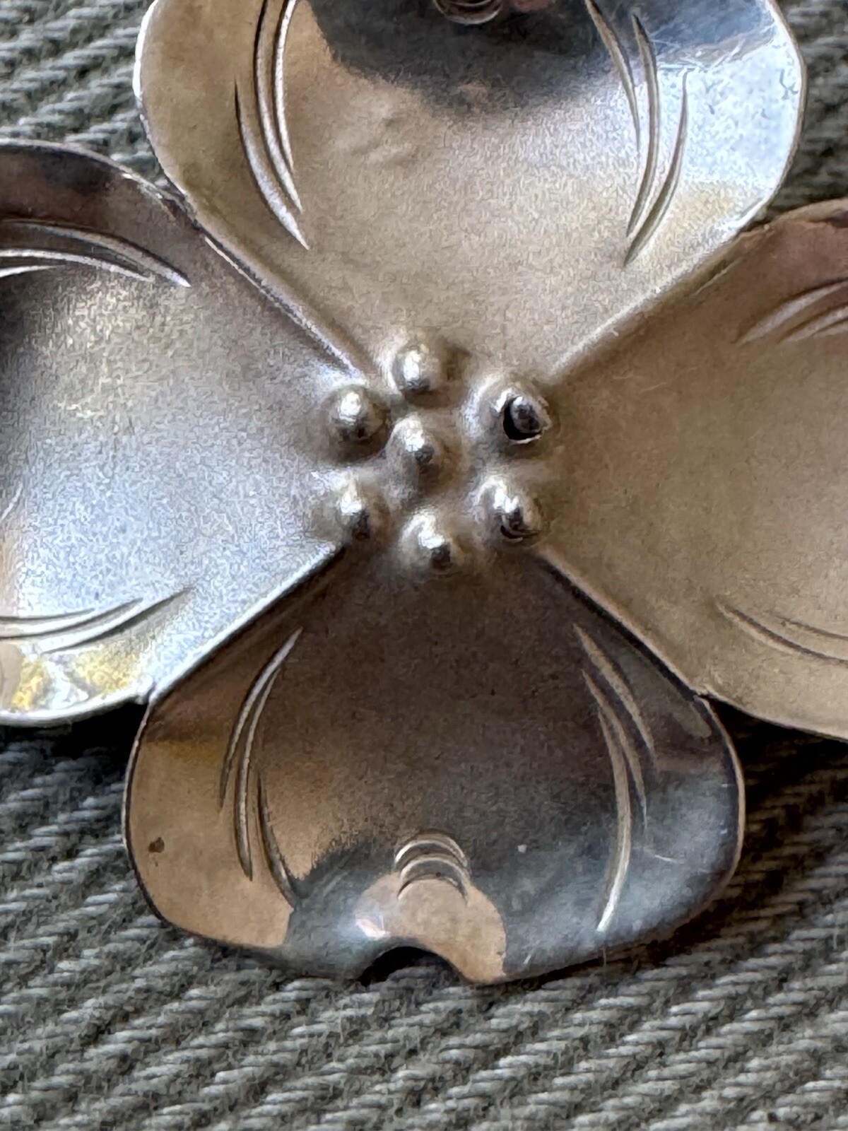 STUART NYE Sterling Silver  925 Vintage Single Flower Petals 1.5” Brooch Pin
