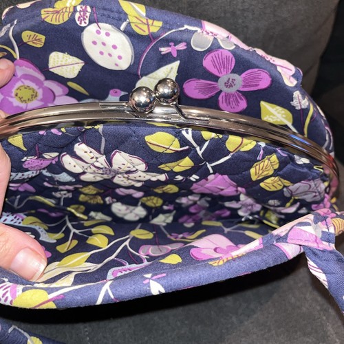 Vera Bradley Bowler Shoulder Handbag - Plum Petals - Euc - Imagen 3 de 5