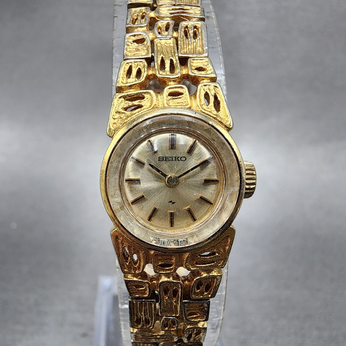 Seiko Watch Women 16mm Silver Dial Gold Tone Manual Round 11-0549