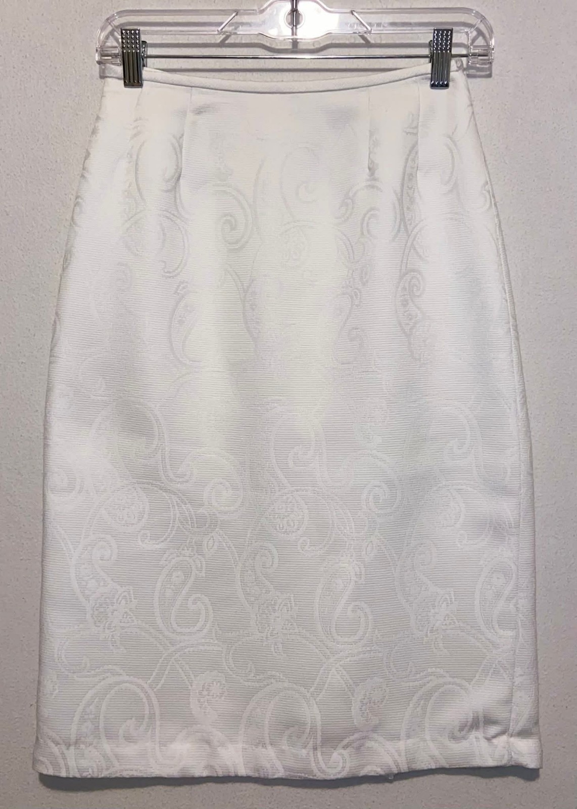 LE SUIT 2PC White Paisley Polyester Skirt Suit Embroidered Size 6P