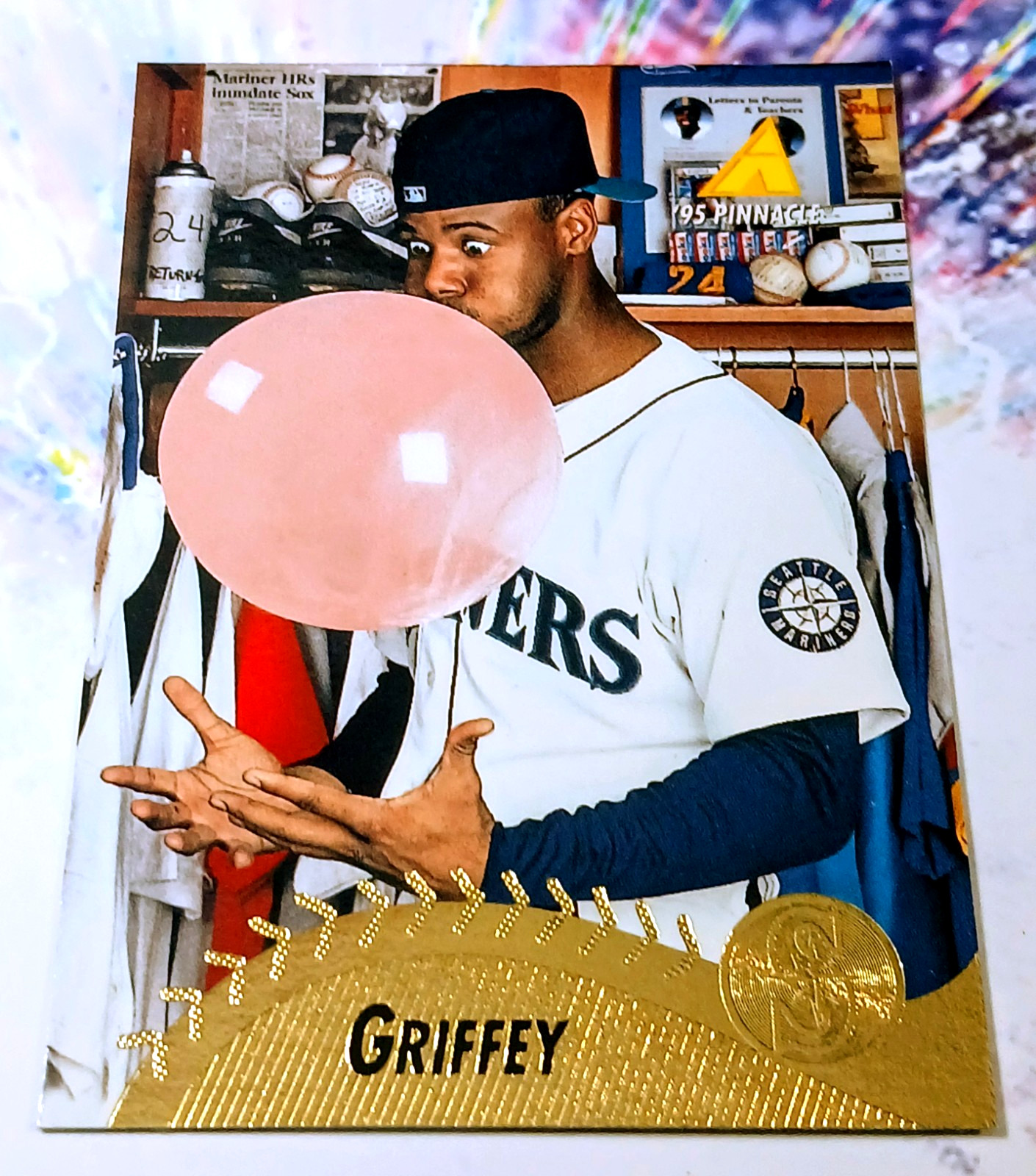 Ken Griffey Jr. 1995 Pinnacle #128 Blowing Bubble Gum * Iconic *Seattle Mariners