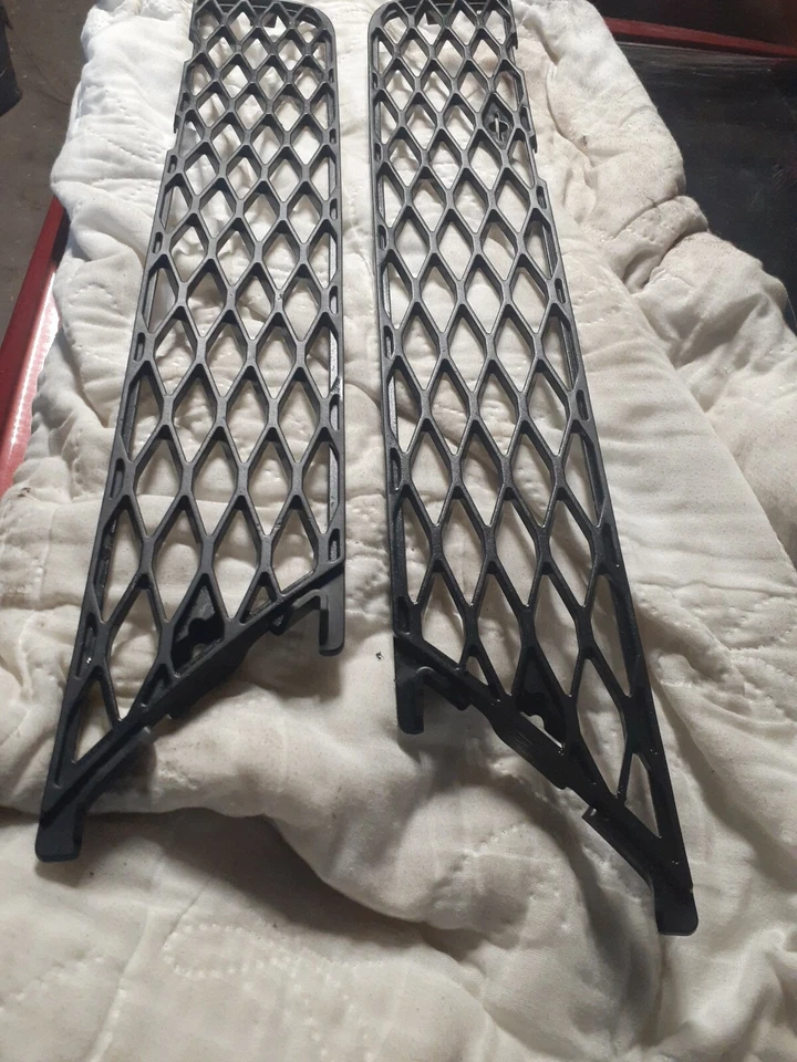 06-09 MERCEDES-BENZ W251 R350 R500 PARACHOQUES DELANTERO INFERIOR PAR PARRILLA 110619 Foto 2 de 4