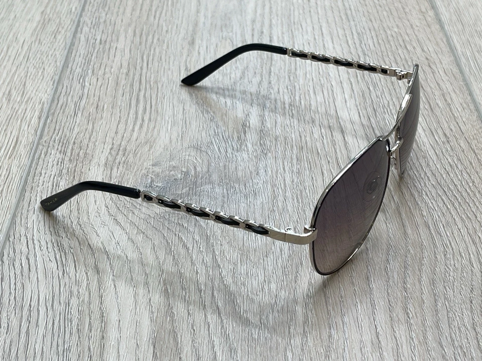 Gafas de sol Tahari negras aviador doradas eslabones de cadena brazos de templo TH649-GLDOX Foto 4 de 4