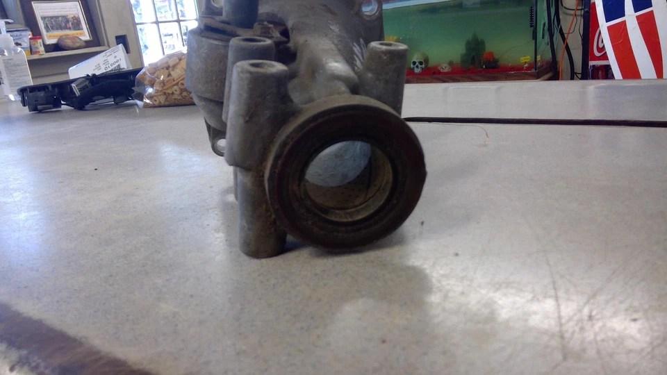 Transmission TAILSHAFT HOUSING ONLY V8 AUTO CHEVY CAMARO 86 - Image 3 of 4