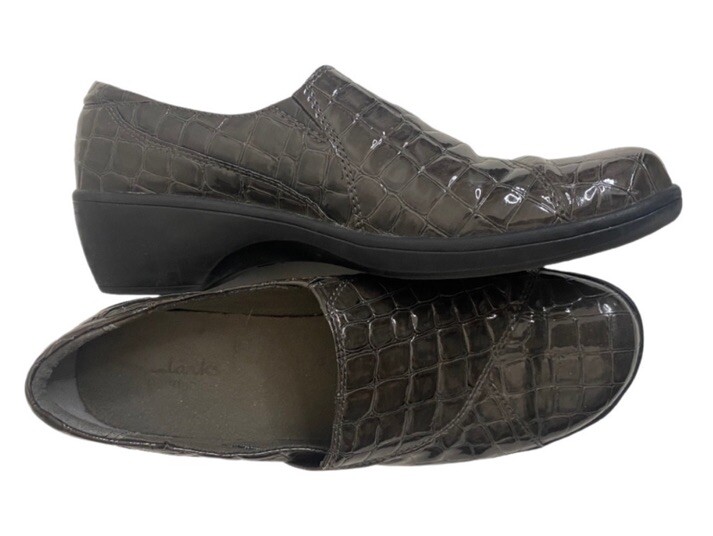 Clarks Bendable Gray Crocodile Pattern Clogs Slip… - image 1
