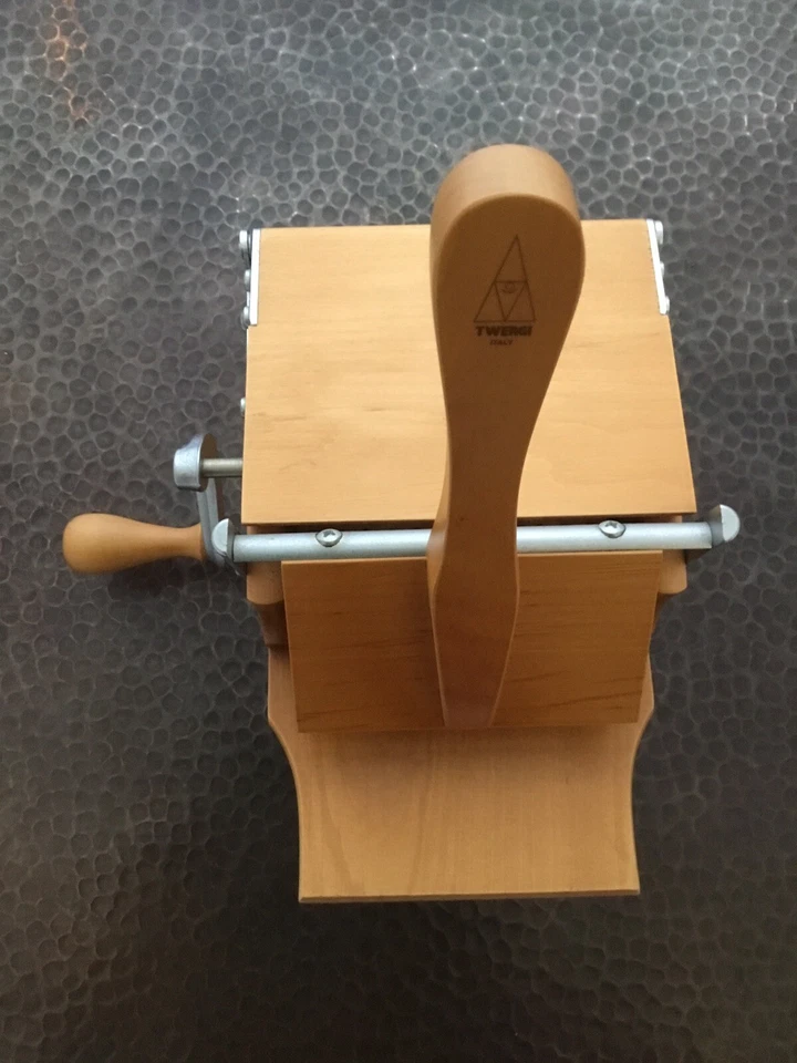 Alessi Twergi Parmesanreibe von Davide Piazza (Parmesanmühle Holz)