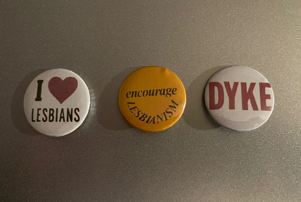 Juego de prendedores lésbicos estilo retro  Foto 2 de 3