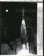 1961 Press Photo U.S. Air Force ICBM Atlas Satellite During Launch - nee72364