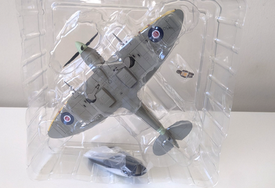 Hobby Master HA8311 1/48 Supermarine Spitfire IXb EN398 Johnnie