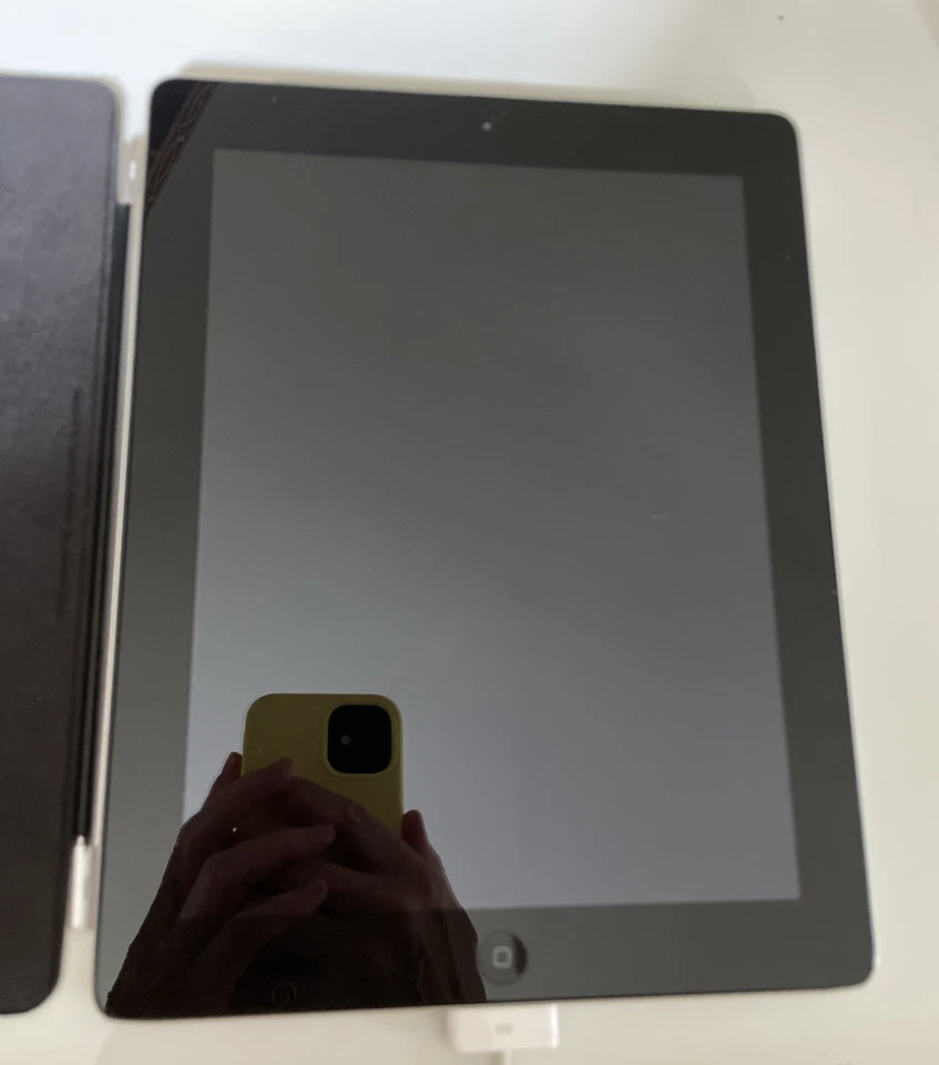 Apple iPad 2 32GB, Wi-Fi + Cellular (Unlocked), 9.7in - Black - Image 2 of 4