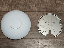 Ubiquiti Networks UniFi U7-PRO Wireless Access Point with Mounting Bracket