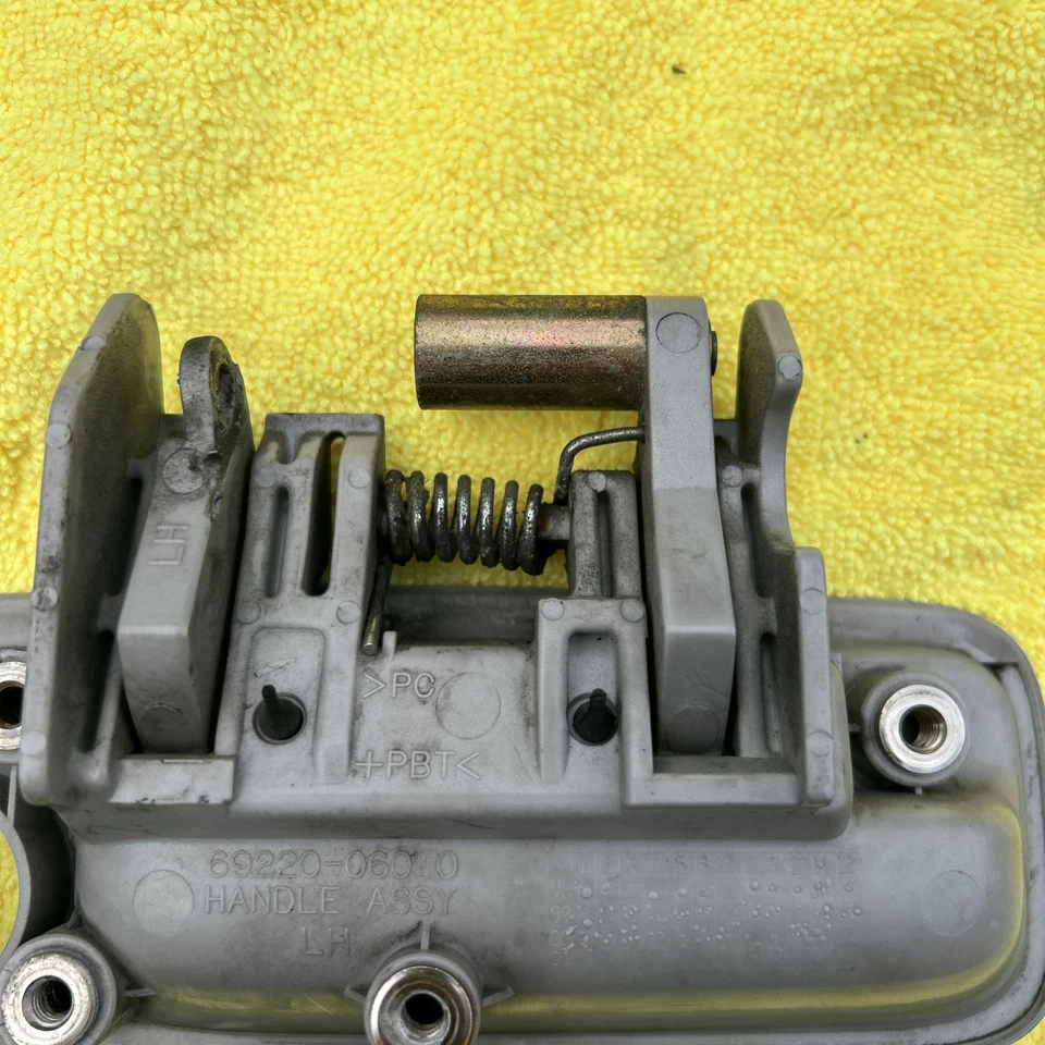 Manija de puerta exterior delantera izquierda plateada Toyota Solara 2000-2002 69220-06040-B0 Foto 3 de 4