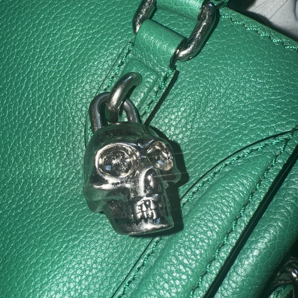 Cartera Alexander McQueen Mini Candado en Cuero Guijarro Verde Foto 3 de 4