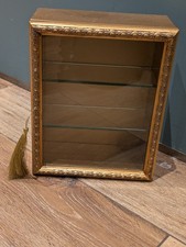 Schöne goldfarbige Sammlervitrine Vitrine Schmuckvitrine mit 2 Glasböden