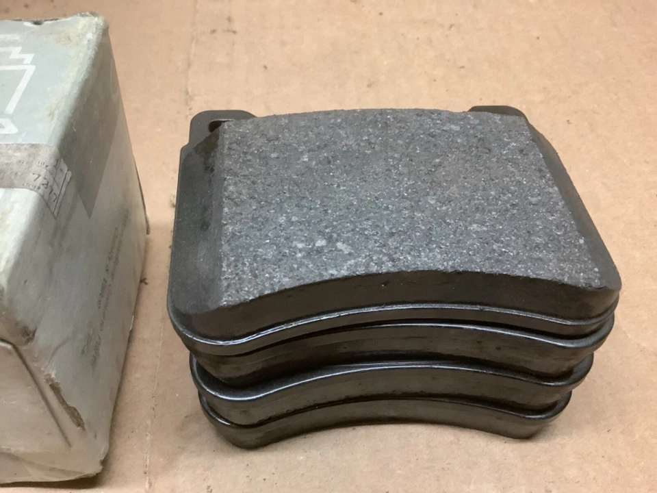 NOS MERCEDES 刹车片套装 0044205120 梅赛德斯奔驰 C230 C280 C240 C320 — 第 2/2 张图片