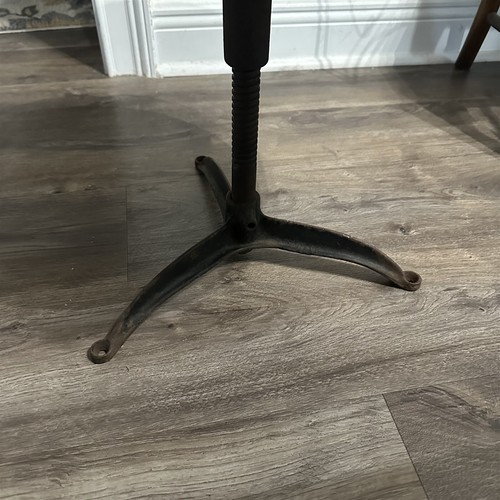 Mesa baja giratoria vintage con soporte para plantas patas de hierro fundido borde de cobre hecho a mano - Imagen 4 de 15