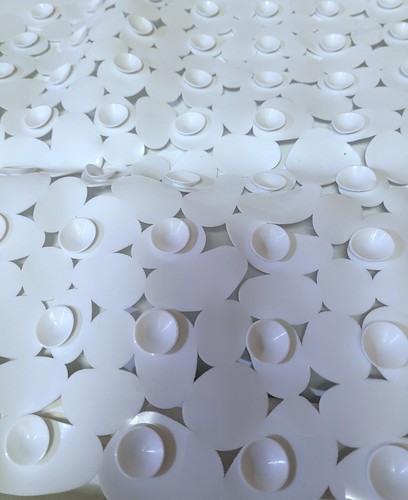 Tub Mat - Never Used! / White Pebble pattern / 14x26 - Picture 3 of 3
