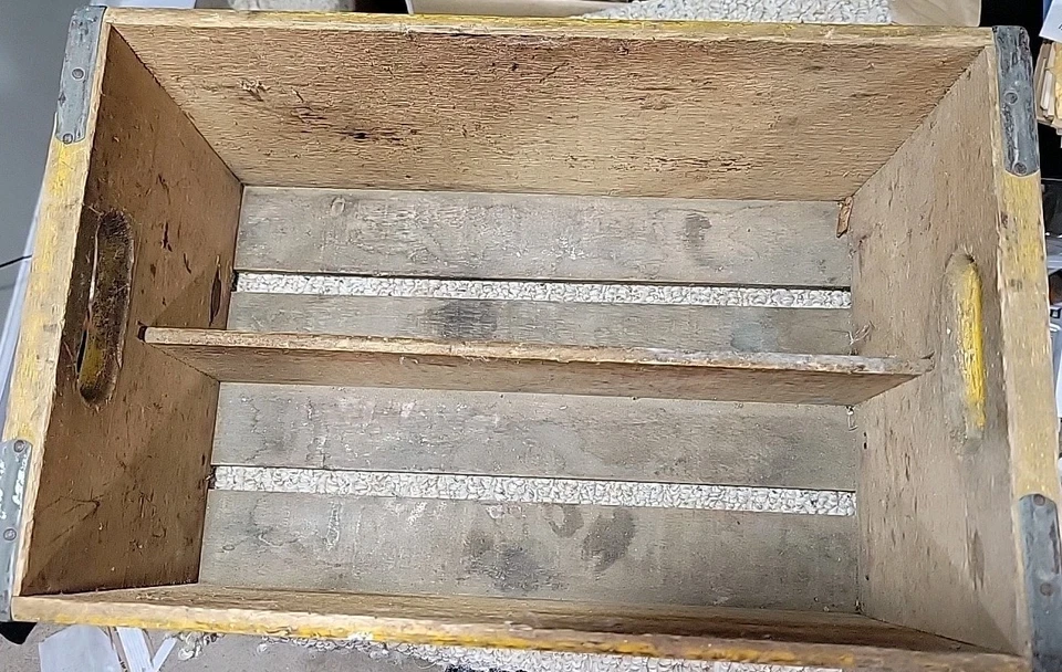 Caja de madera vintage Coca Cola 18"x 12" amarillo reforzado resistente botella no segura Foto 2 de 4