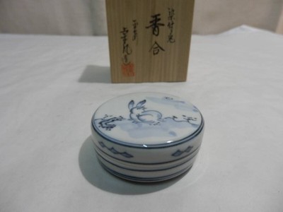 Runder japanischer blau-weißer Kaninchen Kogo Räucherstäbchenbehälter von Son...